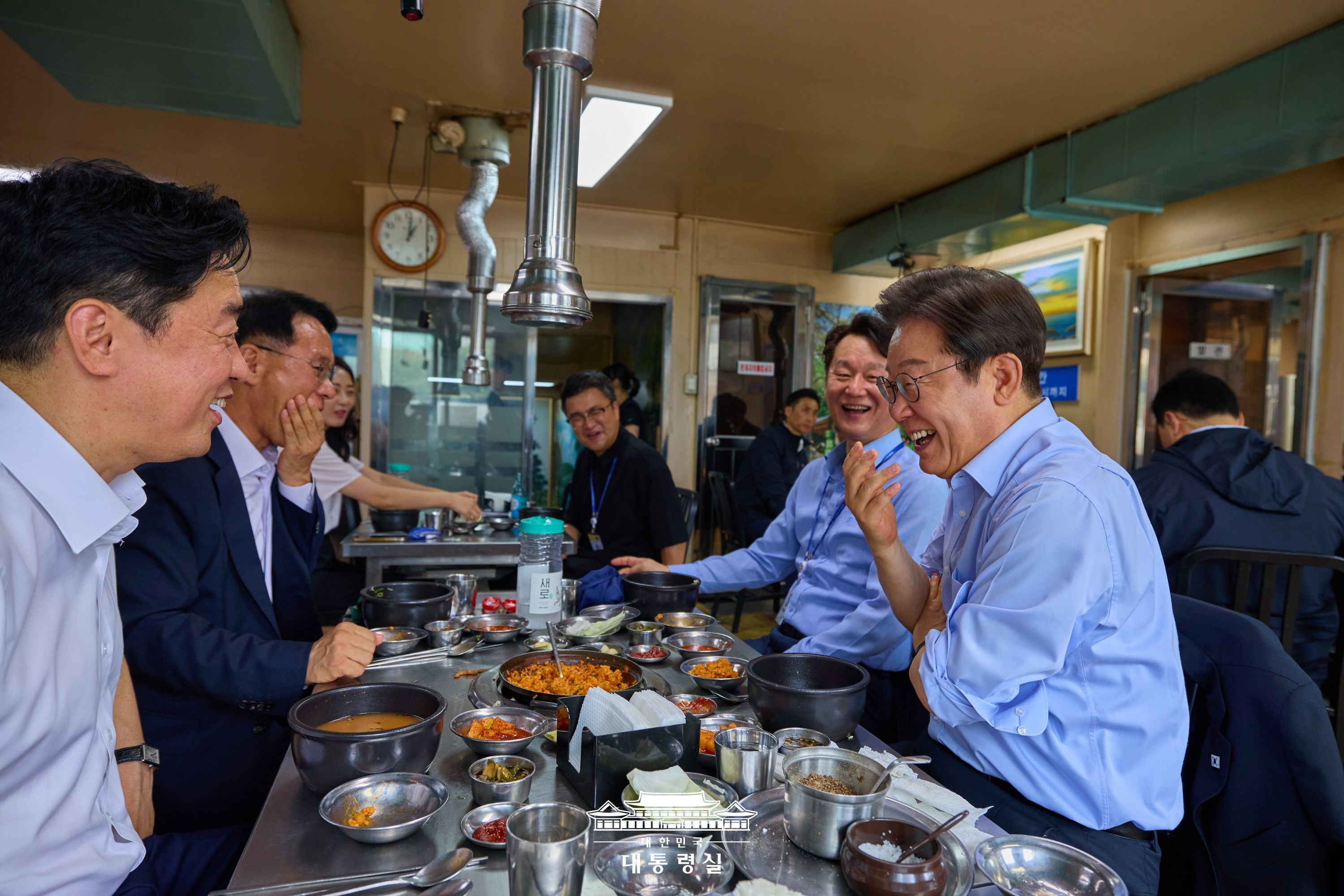 대통령실 인근 참모진과의 오찬 슬라이드2