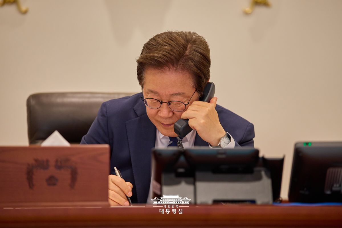 모하메드 빈 자이드 알 나흐얀 아랍에미리트연합국(UAE) 대통령과 처음으로 전화 통화를 가졌습니다 썸네일