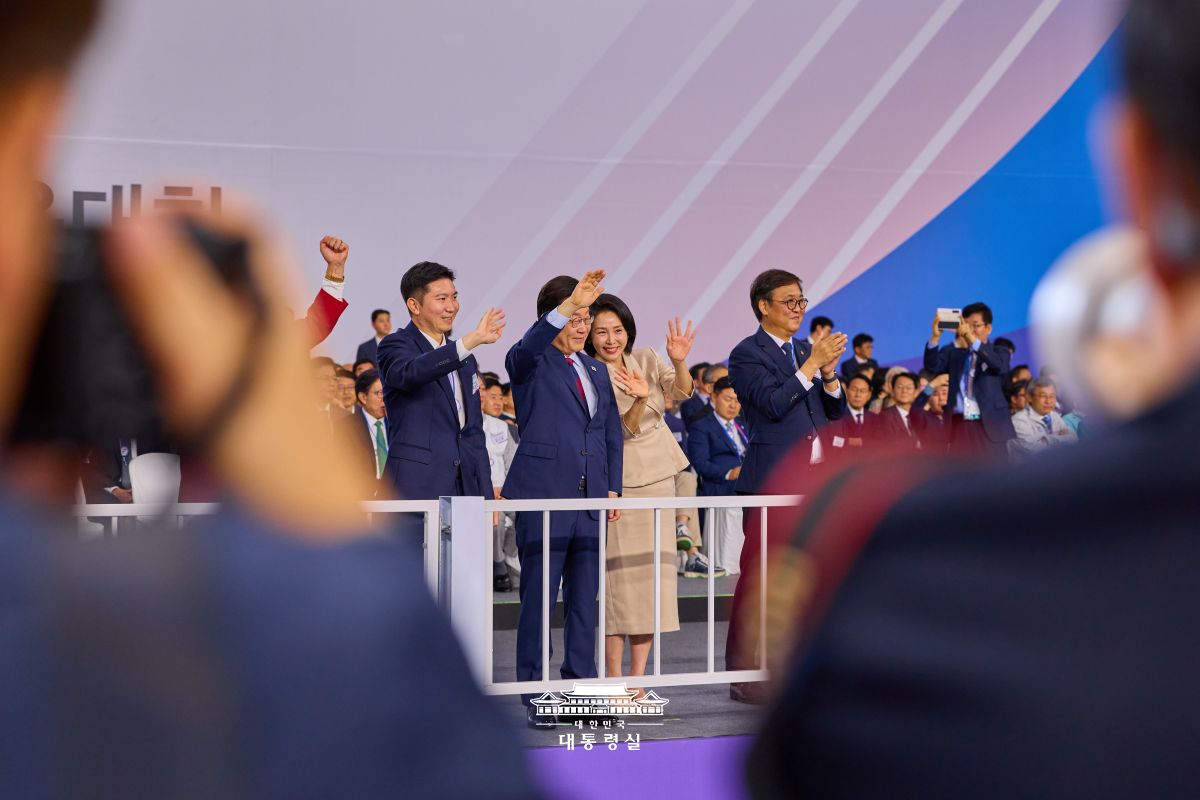 2025년 10월 18일 국민 여러분께 보고드립니다 사진