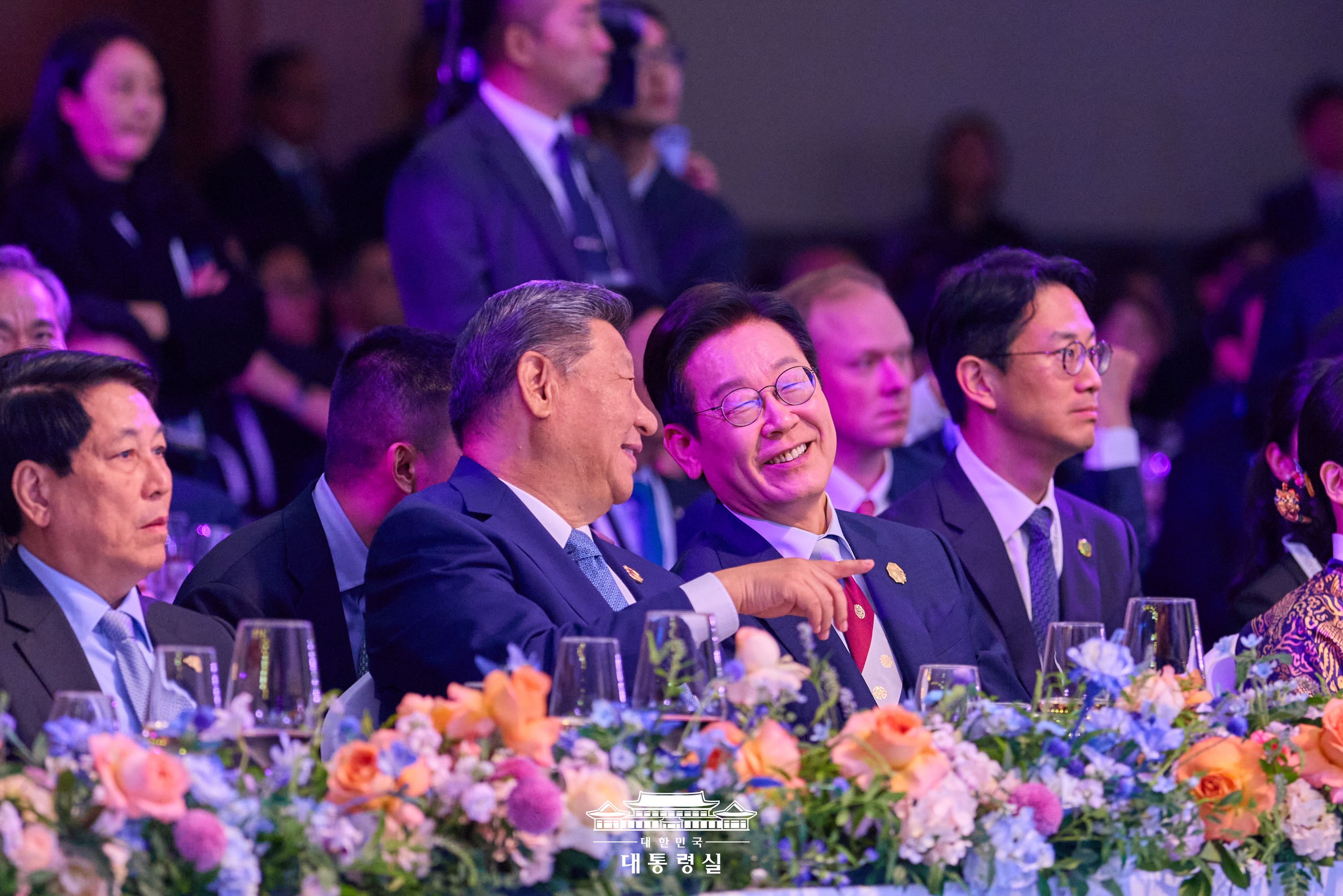 깊은 우정과 역사를 바탕으로 공동번영을 향해 함께 나아갑니다 슬라이드7