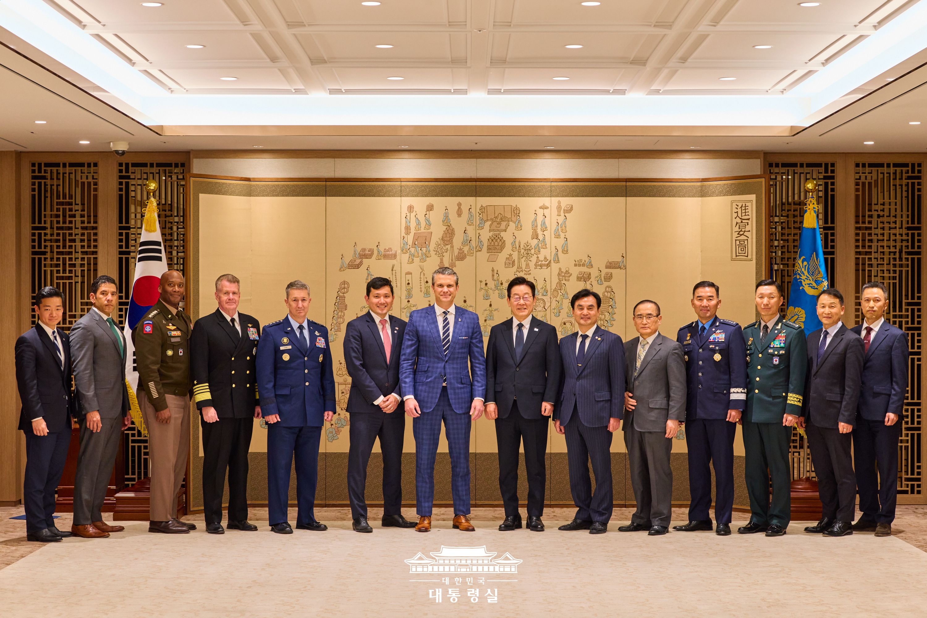 굳건한 한미동맹 관계를 통해 한반도와 전 세계 평화에 이바지하겠습니다. 슬라이드2