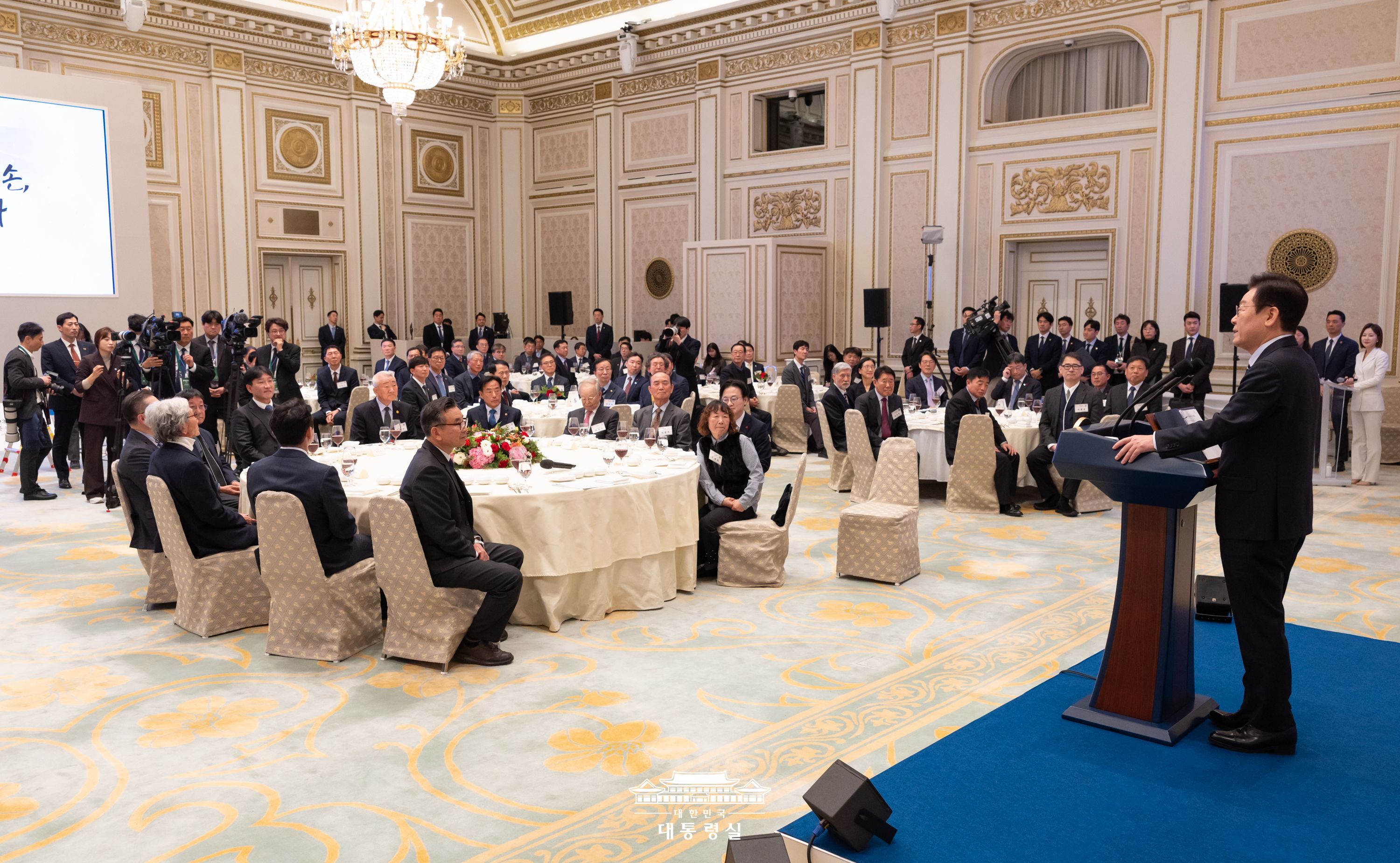 대한민국 경제의 기둥을 세워오신 산업 역군 여러분께 경의를 표합니다 슬라이드3