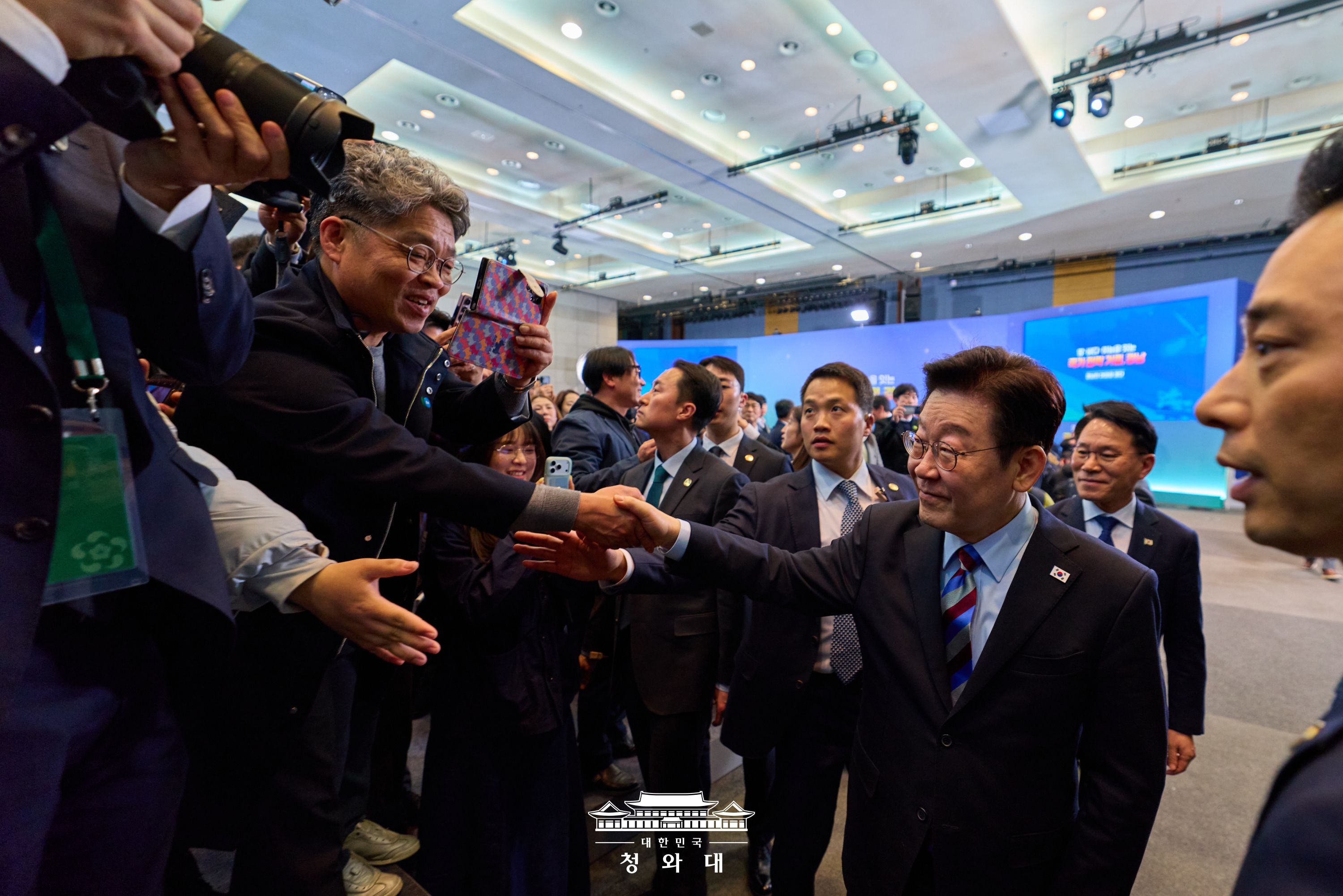 경남의 저력으로, 지방주도성장의 새 길을 열겠습니다. 슬라이드3