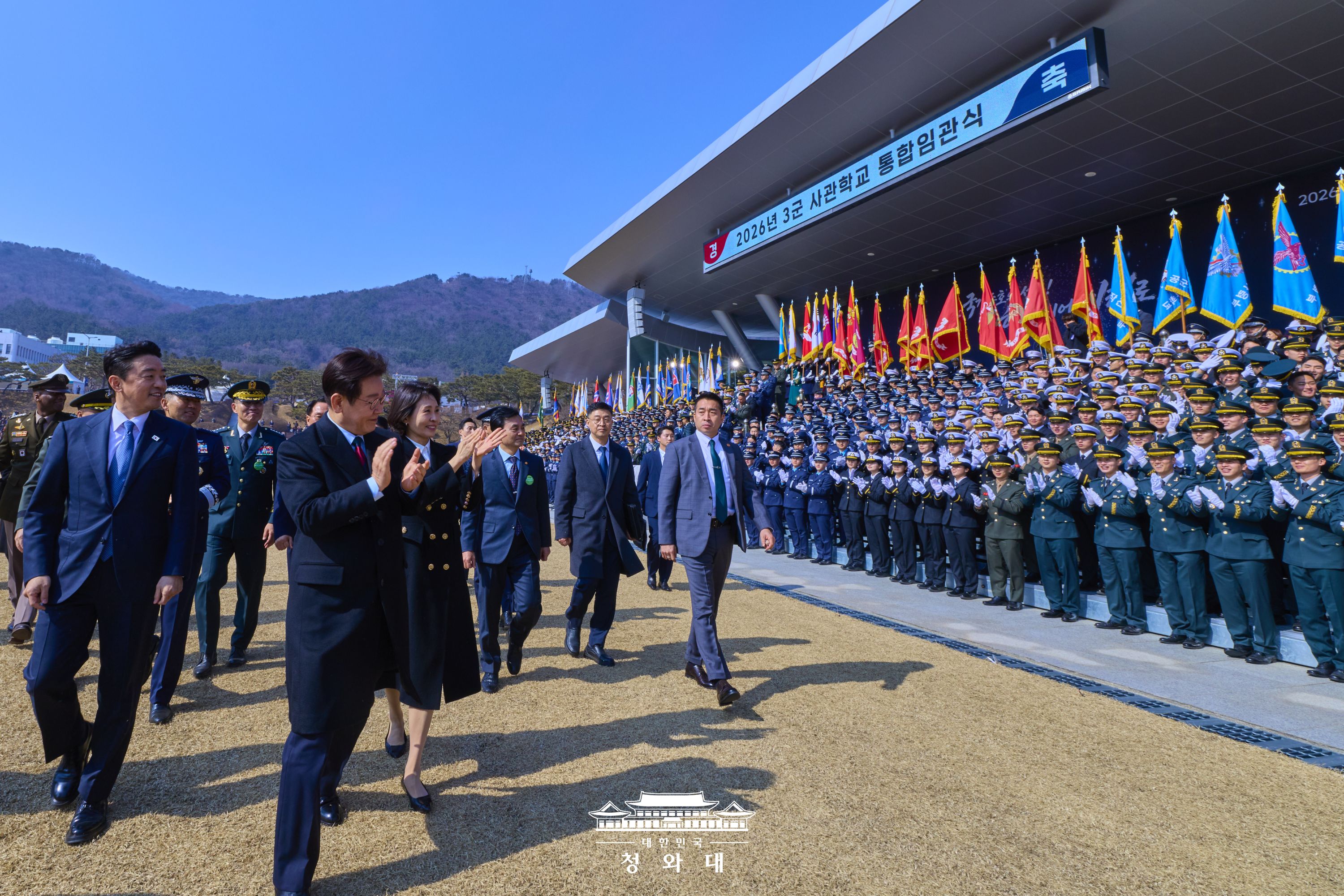 신임 장교 여러분의 앞날을 힘차게 응원합니다 슬라이드4