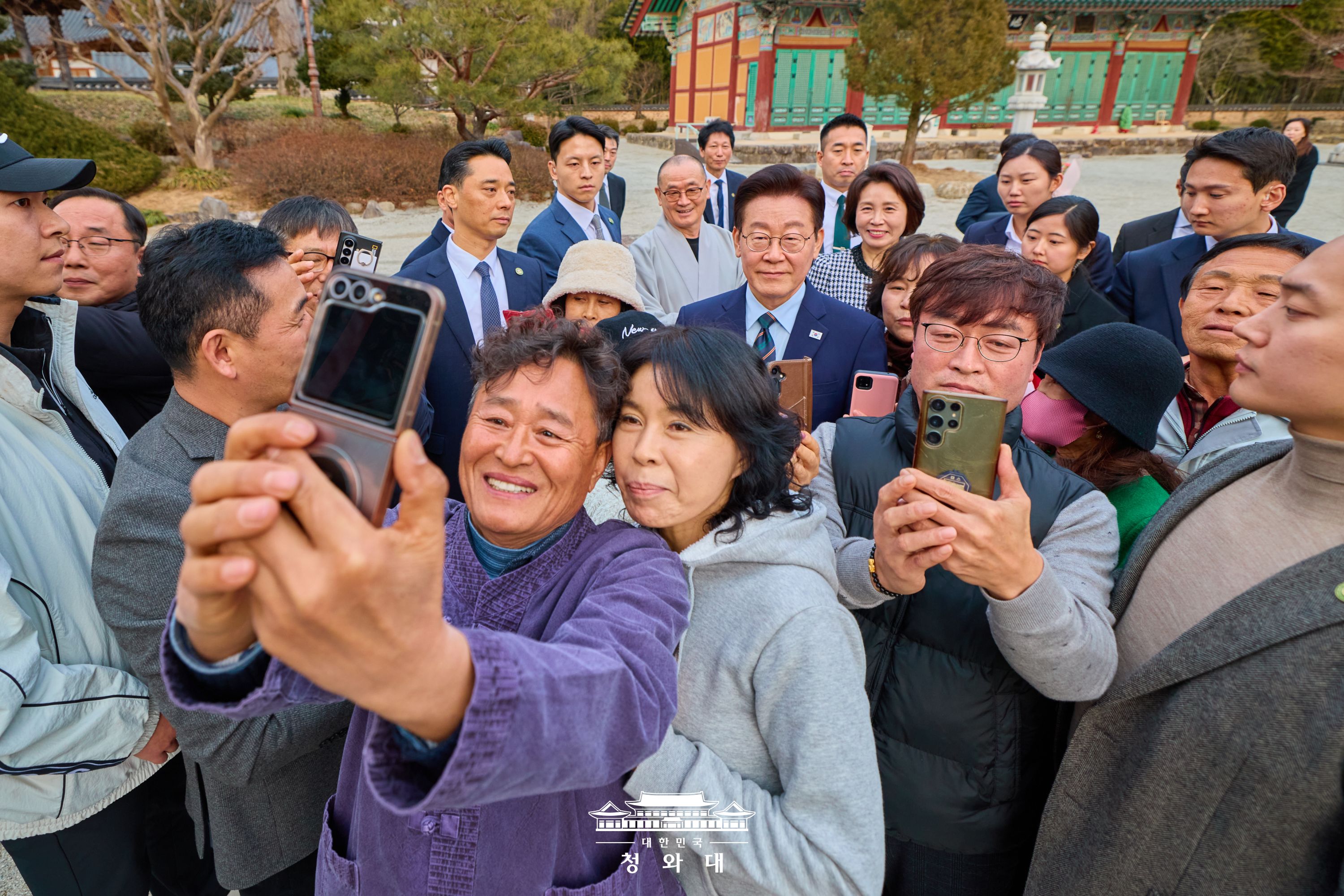 국민 여러분의 일상에 희망이 스며들 수 있도록 슬라이드2