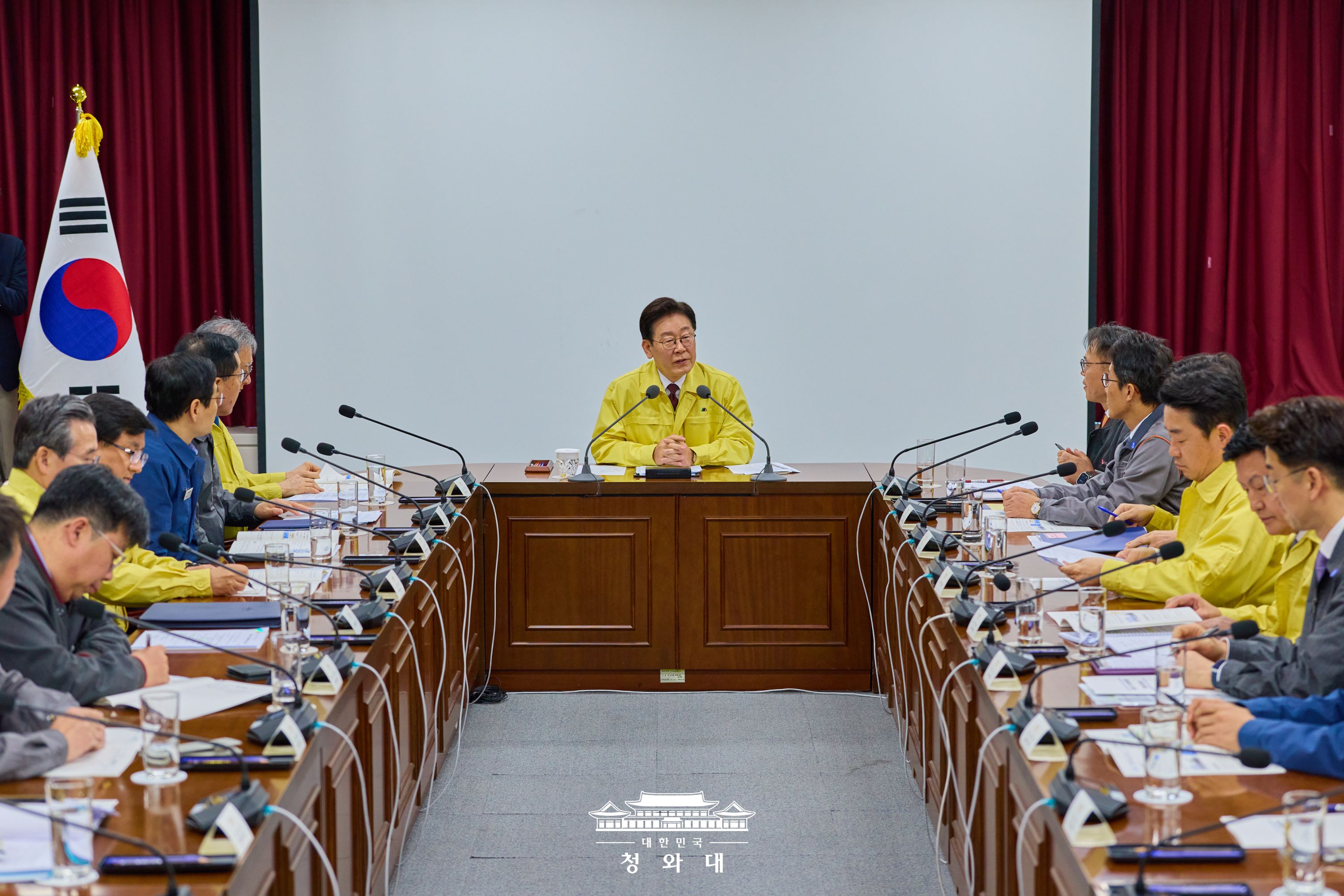 민·관. 국민 한 마음으로 지금의 위기를 극복해 나갑시다. 슬라이드3