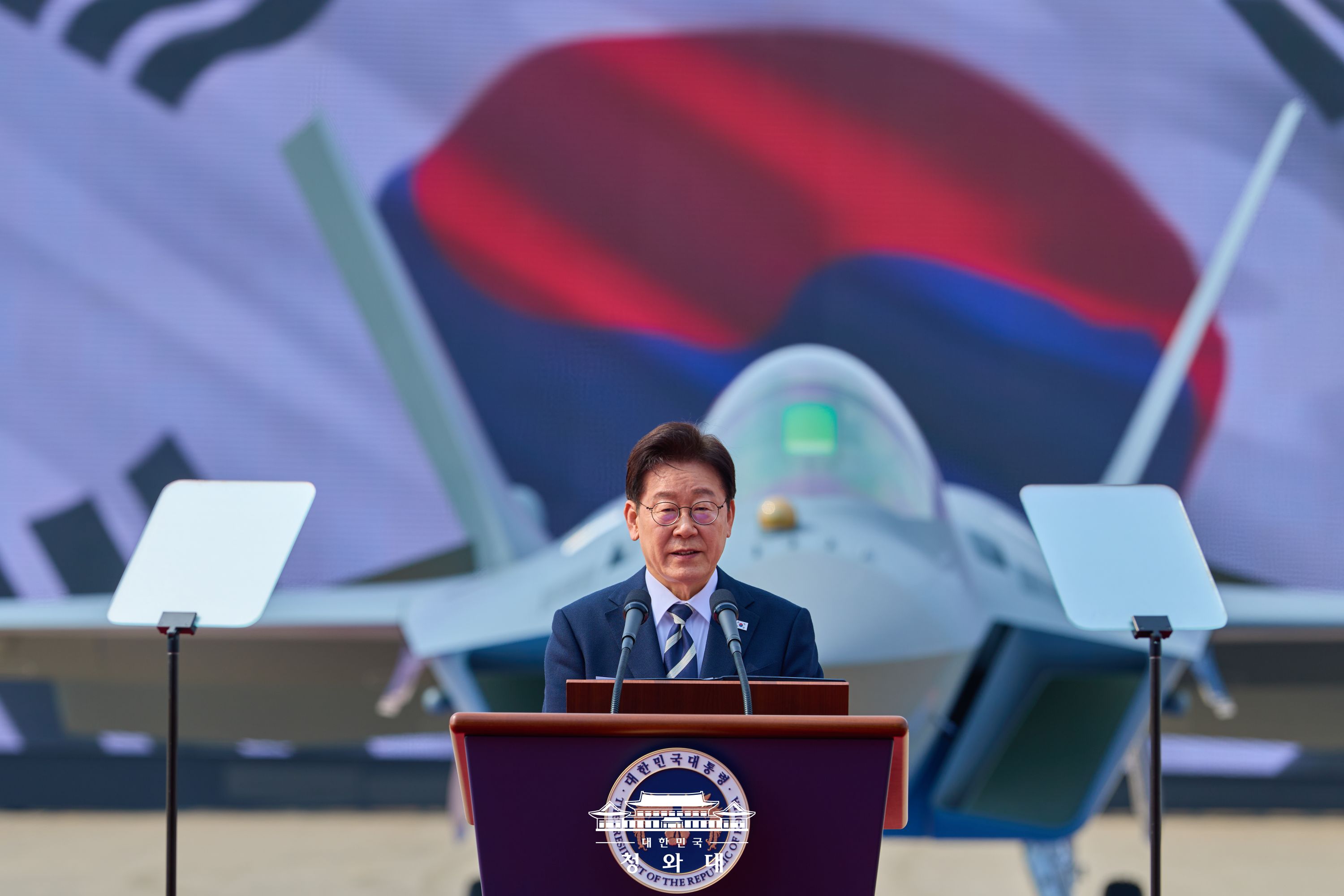 KF-21 양산 1호기 출범을 축하합니다 슬라이드2